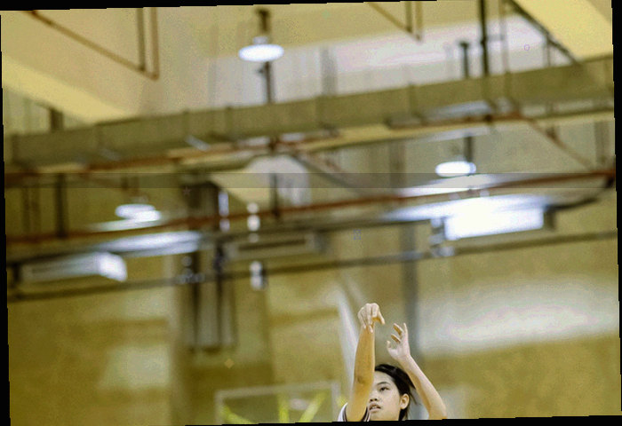 抽象层叠方块堆栈自深至亮逐层递进，侧边排列细线刻度，顶端以柠檬黄方块标记，表达站点多年持续推进的时间感